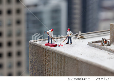 工人清理高層建築屋頂的立體模型 129951752