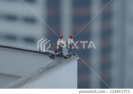 工人清理高層建築屋頂的立體模型 129951753