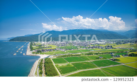 The end of August is fast approaching, and the Shimoniikawa Coast in eastern Toyama Prefecture is in full swing. The end of August is fast approaching, and the Shimoniikawa Coast in eastern Toyama Prefecture is in full swing. 129952323
