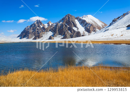 Rangkul lake and Pamir mountains near Murghab town, Tajikistan 129953815