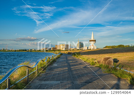 大阪府枚方市淀川公園枚方地區的淀川夏日風景 129954064