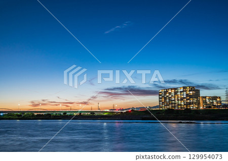 淀川晚景,從大阪府枚方市淀川公園枚方地區眺望高槻市 淀川晚景,從大阪府枚方市淀川公園枚方地區眺望高槻市 129954073