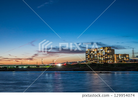 Yodogawa evening view, view of Takatsuki City from the Hirakata area of Yodogawa River Park, Hirakata City, Osaka Prefecture 129954074