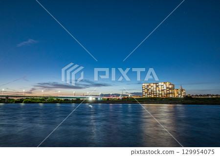 淀川晚景，從大阪府枚方市淀川公園枚方地區眺望高槻市 129954075