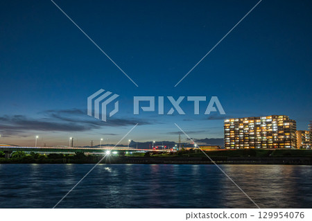 淀川晚景,從大阪府枚方市淀川公園枚方地區眺望高槻市 淀川晚景,從大阪府枚方市淀川公園枚方地區眺望高槻市 129954076