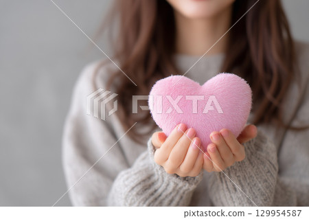 拿著心形物體的女人 129954587