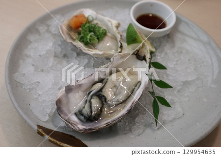 廣島宮島的新鮮牡蠣 廣島宮島的新鮮牡蠣 129954635