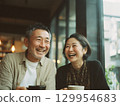 與微笑談話的資深夫婦 129954683