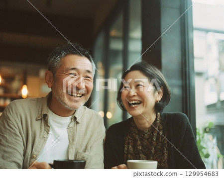 與微笑談話的資深夫婦 129954683