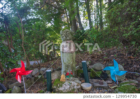 Jizo statue along the approach to Saikyoji Temple in Otsu, Shiga 129954730