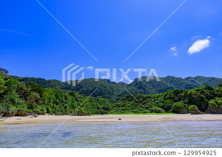 水晶海灘的海水清澈宜人，夏日景色令人心曠神怡 129954925