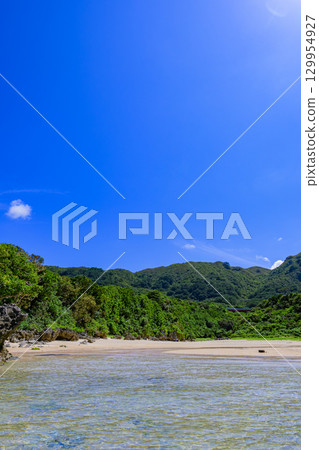 水晶海灘的海水清澈宜人，夏日景色令人心曠神怡 129954927