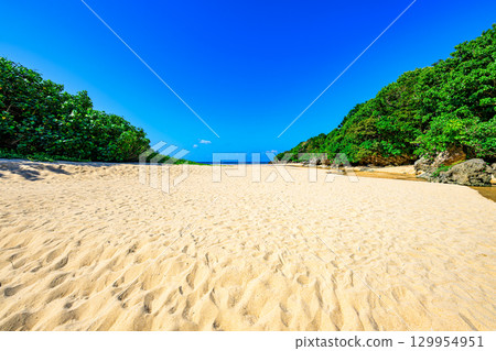 石垣島水晶海灘的夏季美景令人嘆為觀止,白色的沙灘一望無際 石垣島水晶海灘的夏季美景令人嘆為觀止,白色的沙灘一望無際 129954951