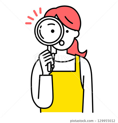 一位穿著圍裙的女人透過放大鏡觀察 129955012