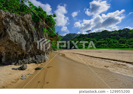 石垣島水晶海灘的壯麗夏日風景，其岩石和溪流令人印象深刻 129955200