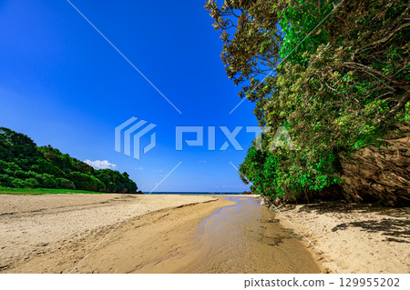 石垣島水晶海灘的夏季風景,白色的沙灘和一條小溪過 石垣島水晶海灘的夏季風景,白色的沙灘和一條小溪過 129955202