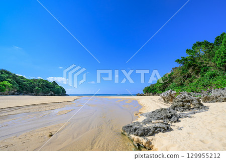 Summer scenery of Ishigaki Island's Crystal Beach, a white sand beach with a stream running through it 129955212