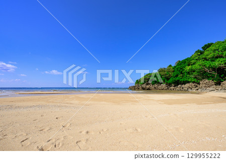 石垣島水晶海灘的夏季景色絕美,擁有蔚藍的大海和白色的沙灘 石垣島水晶海灘的夏季景色絕美,擁有蔚藍的大海和白色的沙灘 129955222