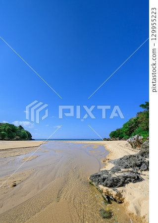 石垣島水晶海灘的夏季風景,白色的沙灘和一條小溪過 石垣島水晶海灘的夏季風景,白色的沙灘和一條小溪過 129955223