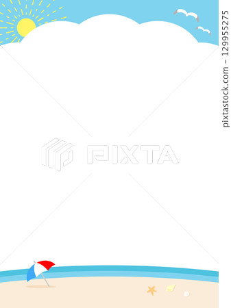 夏季海濱景色，有陽光和沙灘傘 129955275