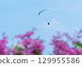 輕輕飛行的滑翔傘 129955586