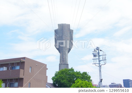 有遮蓋的輸電線塔 有遮蓋的輸電線塔 129955610