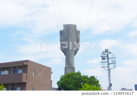 有遮蓋的輸電線塔 有遮蓋的輸電線塔 129955617