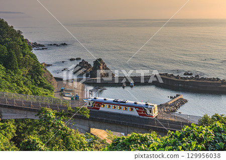 三陸鐵道和橫跨大澤橋的列車,可欣賞壯麗的海景 三陸鐵道和橫跨大澤橋的列車,可欣賞壯麗的海景 129956038