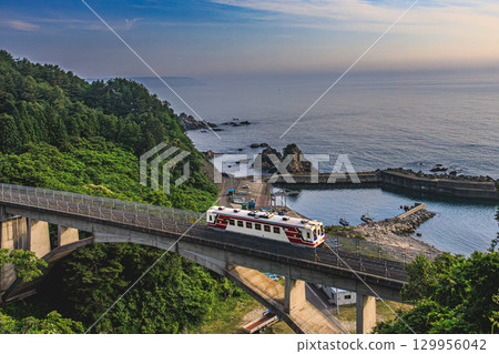 三陸鐵道以蔚藍的大海和珊瑚礁為背景行駛 129956042