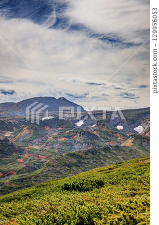 Autumn foliage and mountain scenery of Mount Kurodake in the Daisetsuzan Mountains 129956053