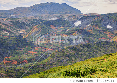 The majestic autumn scenery of Mount Kurodake in the Daisetsu Mountains 129956054