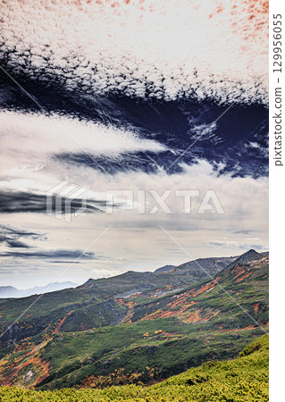 紅葉染紅的黑嶽山景 129956055