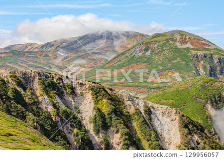 Autumn scenery of the rock faces and ridges of Mount Kurodake in the Daisetsuzan Mountains 129956057