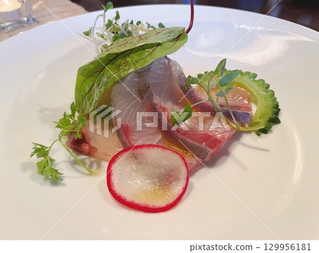delicious sashimi 129956181