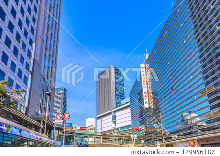 8月23日，日本橫濱市景。酷暑持續…橫濱站、JR橫濱塔等景觀。 129956187