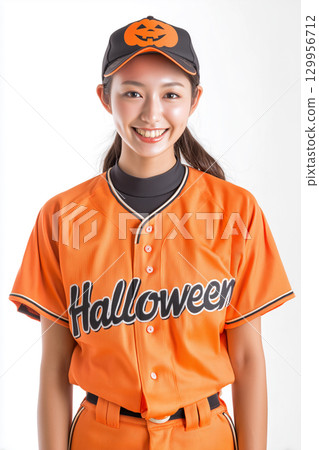 一位身穿萬聖節制服、微笑的日本女性 一位身穿萬聖節制服、微笑的日本女性 129956712