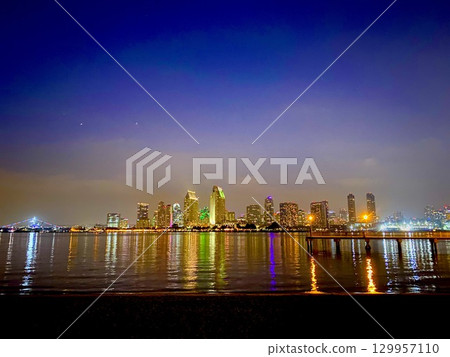 聖地牙哥摩天大樓的夜景 聖地牙哥摩天大樓的夜景 129957110