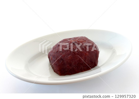 紅豆餡的荻餅盛放在白色的盤子裡，背景為白色 129957320