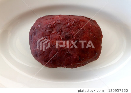 紅豆餡的荻餅盛放在白色的盤子上，背景為白色，從正上方俯瞰 129957360