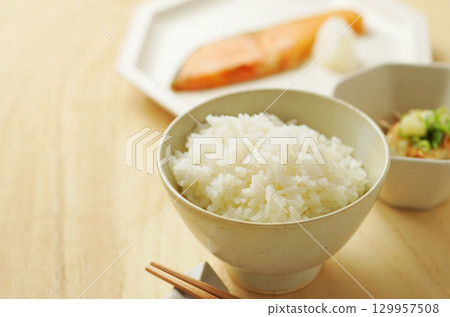 米飯、早餐、日式套餐（白飯、烤鮭魚、涼拌豆腐） 129957508