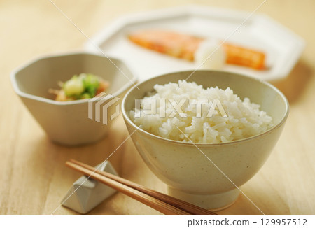 米飯、早餐、日式套餐(白飯、烤鮭魚、涼拌豆腐) 米飯、早餐、日式套餐(白飯、烤鮭魚、涼拌豆腐) 129957512
