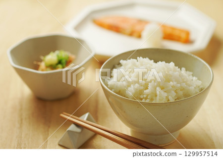 米飯、早餐、日式套餐(白飯、烤鮭魚、涼拌豆腐) 米飯、早餐、日式套餐(白飯、烤鮭魚、涼拌豆腐) 129957514