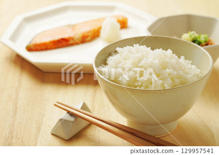 米飯、早餐、日式套餐（白飯、烤鮭魚、涼拌豆腐） 129957541