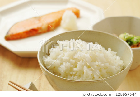 米飯、早餐、日式套餐（白飯、烤鮭魚、涼拌豆腐） 129957544
