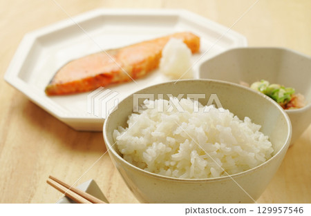 米飯、早餐、日式套餐（白飯、烤鮭魚、涼拌豆腐） 129957546