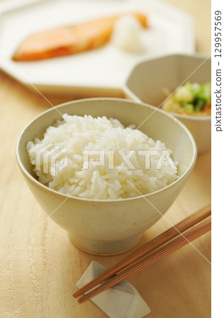 米飯、早餐、日式套餐（白飯、烤鮭魚、涼拌豆腐） 129957569