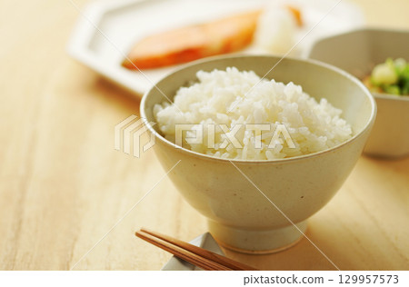 米飯、早餐、日式套餐(白飯、烤鮭魚、涼拌豆腐) 米飯、早餐、日式套餐(白飯、烤鮭魚、涼拌豆腐) 129957573