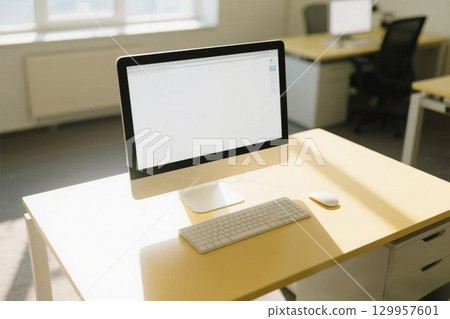 辦公室裡的電腦 129957601