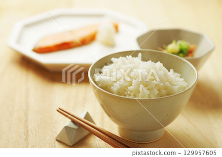 米飯、早餐、日式套餐(白飯、烤鮭魚、涼拌豆腐) 米飯、早餐、日式套餐(白飯、烤鮭魚、涼拌豆腐) 129957605