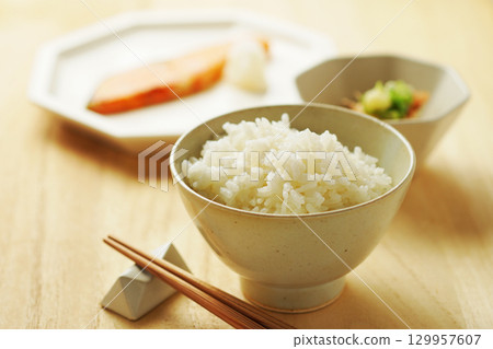 米飯、早餐、日式套餐（白飯、烤鮭魚、涼拌豆腐） 129957607